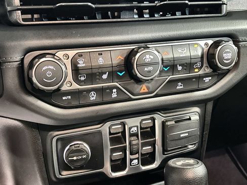 Used 2026 Jeep Wrangler Unlimited Sahara AWD/4WD image 21