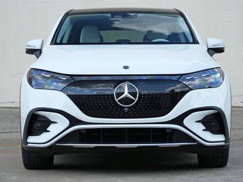 Used 2023 Mercedes-Benz EQE 500 4MATIC SUV w/ Exclusive Trim Package image 6
