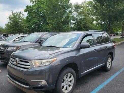 Used 2013 Toyota Highlander Plus AWD/4WD image 1