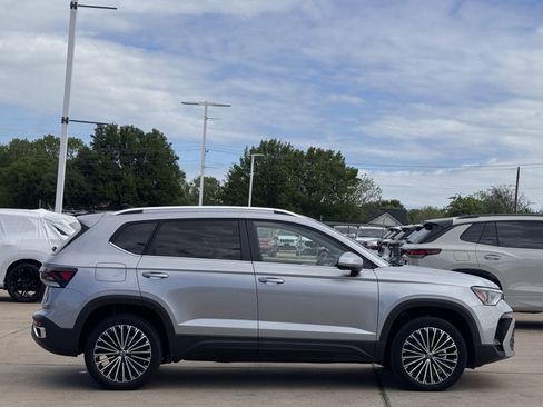 New 2025 Volkswagen Taos SE image 3