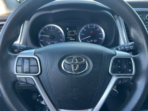 Used 2019 Toyota Highlander LE AWD/4WD image 21