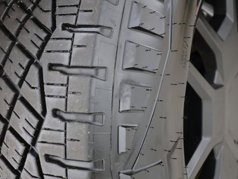 Used 2024 Tesla Cybertruck AWD Crew Cab image 15