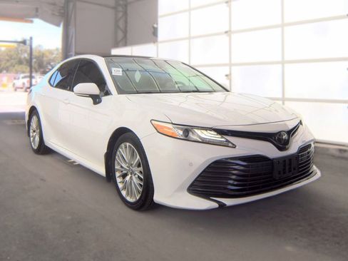 Used 2018 Toyota Camry XLE FWD image 3
