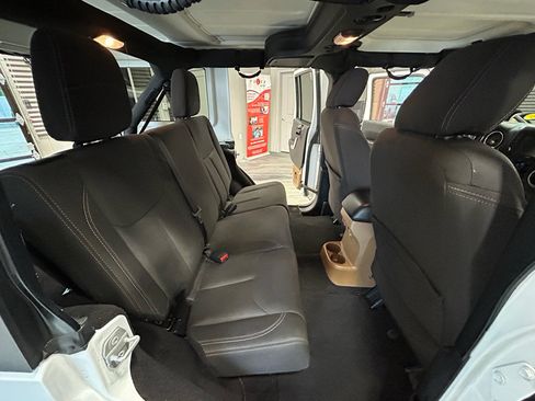 Used 2017 Jeep Wrangler Unlimited Rubicon w/ Connectivity Group AWD/4WD image 41