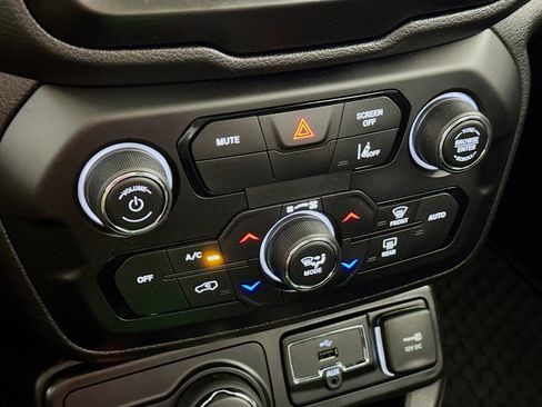 Used 2021 Jeep Renegade Latitude image 18