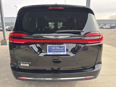 Used 2024 Chrysler Pacifica Touring-L image 6