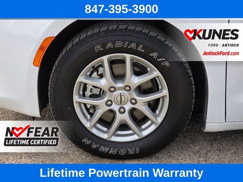 Used 2022 Chrysler Voyager LX image 12