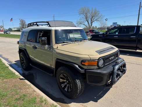Used 2012 Toyota FJ Cruiser 4WD w/ Upgrade Pkg image 7