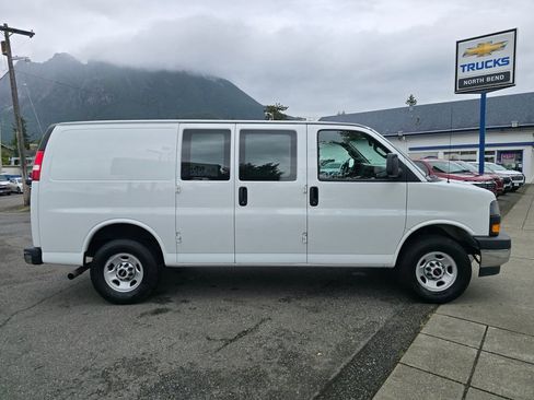 Used 2024 GMC Savana 2500 w/ Driver Convenience Package RWD image 4