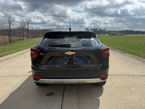 Used 2025 Chevrolet Trax LT w/ LT Convenience Package image 4
