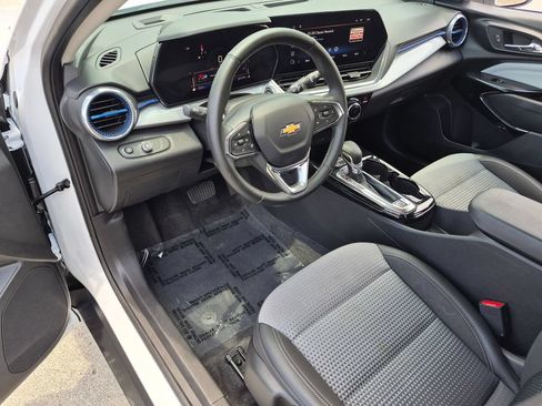 Used 2025 Chevrolet Trax LT w/ LT Convenience Package FWD image 11