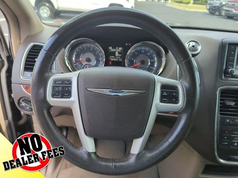 Used 2015 Chrysler Town & Country Touring-L w/ Driver Convenience Group image 23