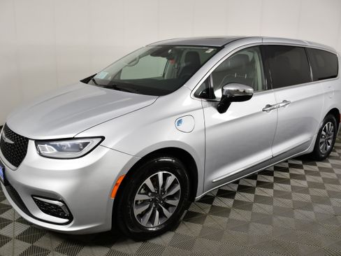 Used 2023 Chrysler Pacifica Limited FWD image 10