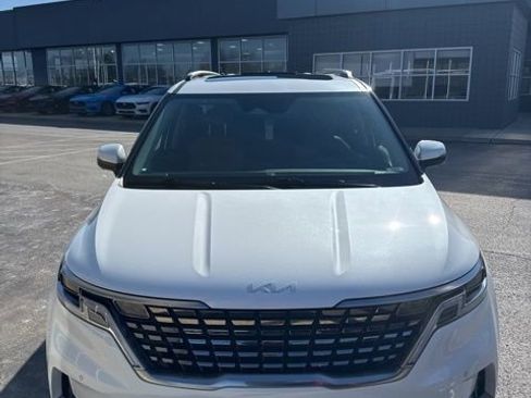 Used 2024 Kia Carnival SX Prestige image 3