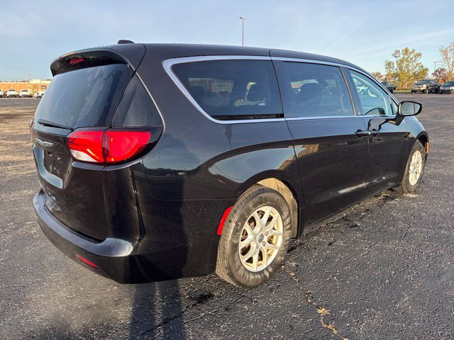 Used 2017 Chrysler Pacifica Touring FWD image 4