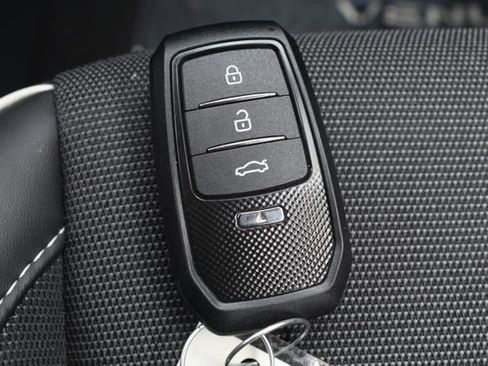Used 2025 Hyundai Venue Limited FWD image 24