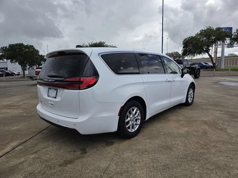 Used 2025 Chrysler Pacifica Select FWD image 26