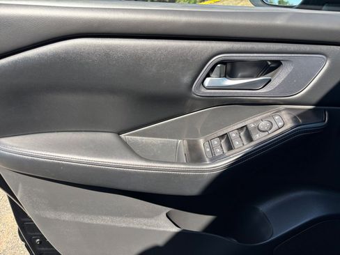 Used 2025 Nissan Rogue SV FWD image 18