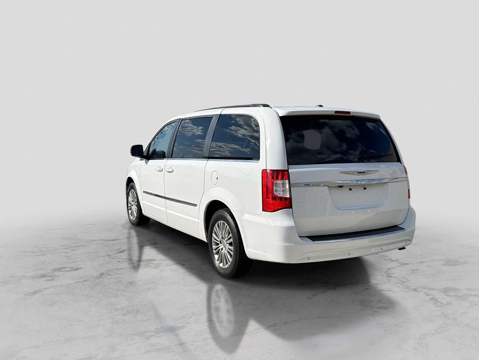 Used 2014 Chrysler Town & Country Touring-L FWD image 4