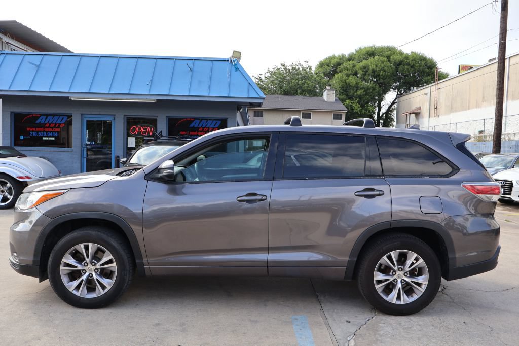 Used 2015 Toyota Highlander Plus FWD image 4