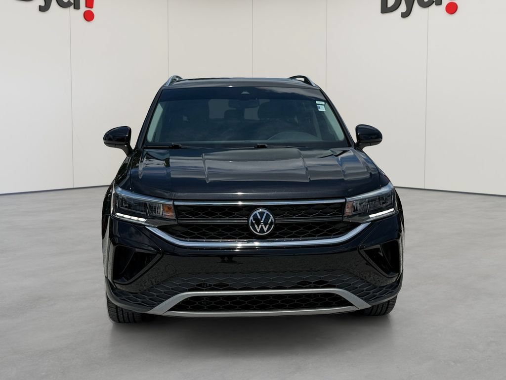 Used 2023 Volkswagen Taos SE w/ Panoramic Sunroof Package FWD image 8