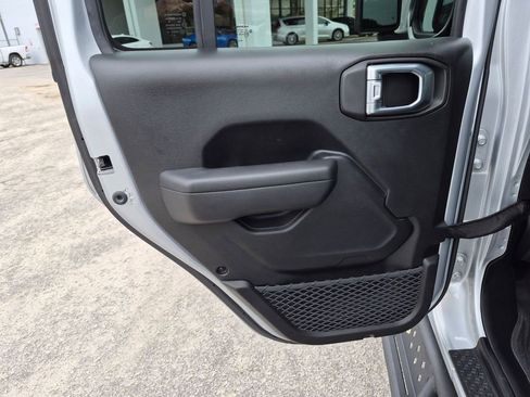 Used 2023 Jeep Gladiator Rubicon w/ LED Lighting Group AWD/4WD image 26