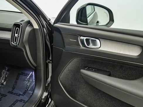 Certified 2025 Volvo XC40 B5 Ultra w/ Climate Package image 19