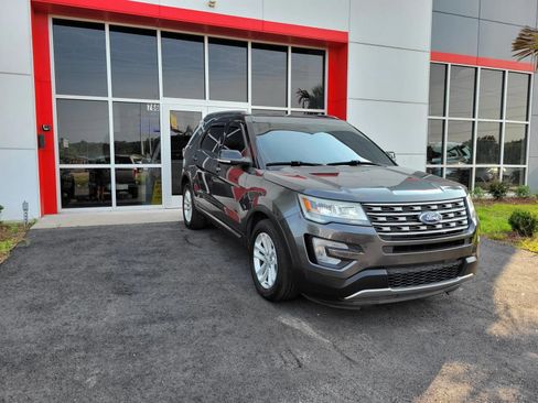 Used 2017 Ford Explorer XLT FWD image 3