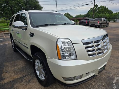 Used 2009 Cadillac Escalade 2WD image 3