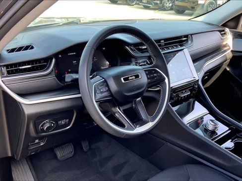 Used 2023 Jeep Grand Cherokee L Laredo image 18