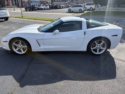 Used 2005 Chevrolet Corvette Coupe w/ Preferred Equipment Group RWD image 2