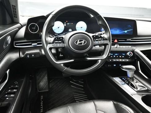 Used 2025 Hyundai Elantra Limited FWD image 17
