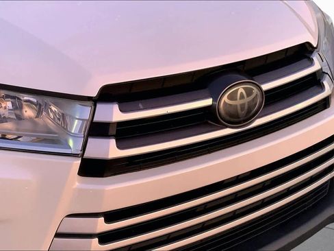 Used 2017 Toyota Highlander LE FWD image 29