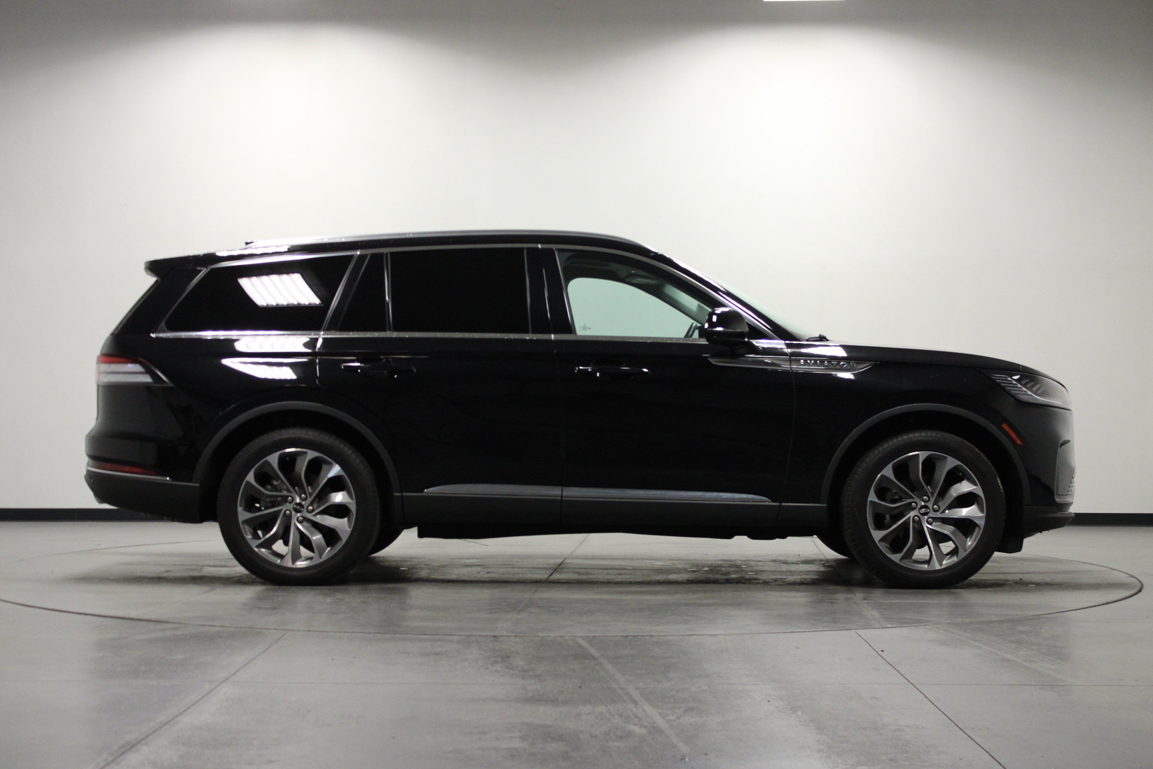 Used 2025 Lincoln Aviator AWD image 3