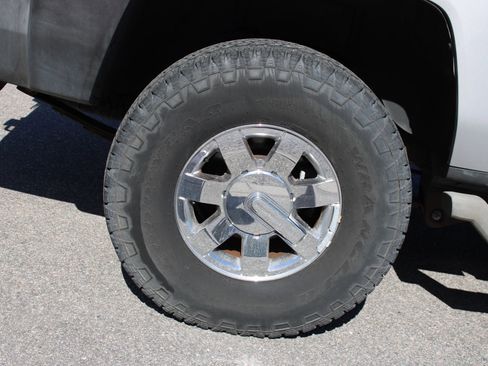 Used 2009 HUMMER H3T Luxury image 24