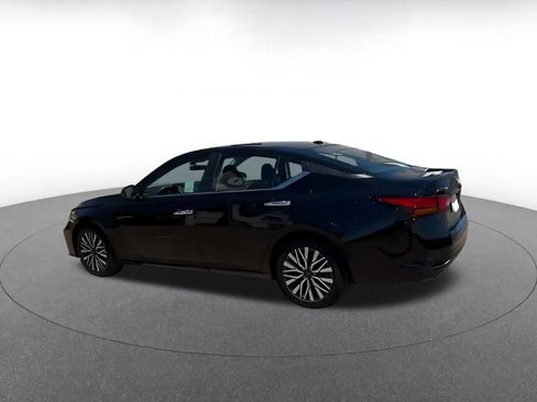 Used 2025 Nissan Altima 2.5 SV FWD image 10