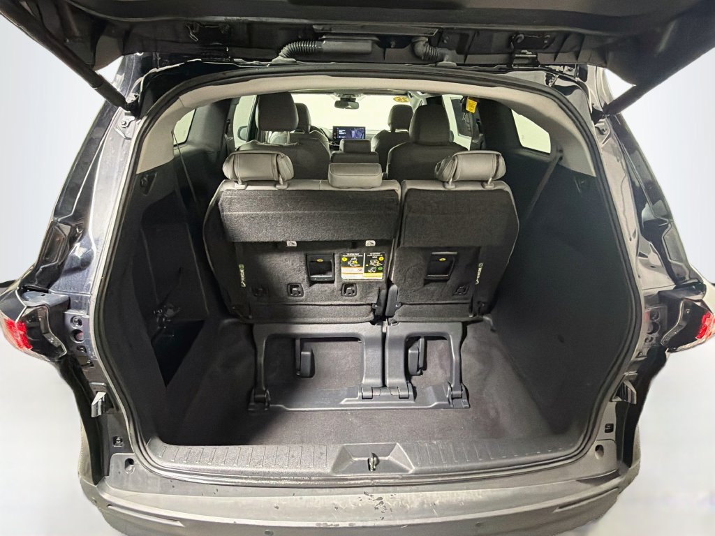 Used 2025 Toyota Sienna XLE FWD image 30