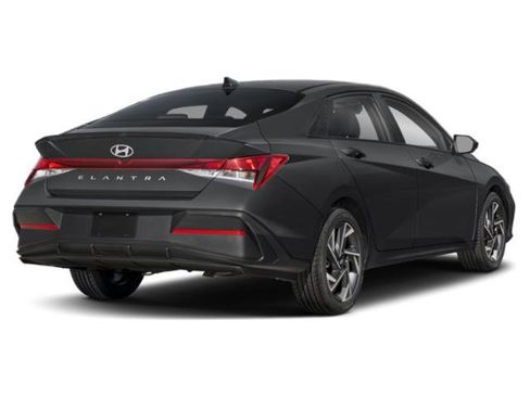 Used 2025 Hyundai Elantra Sport image 2