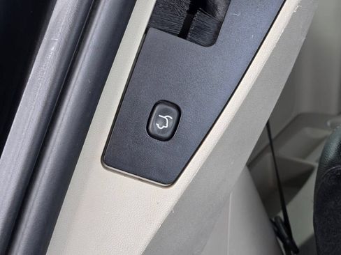 Used 2014 Chrysler Town & Country Touring FWD image 12