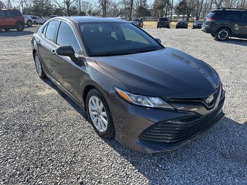 Used 2020 Toyota Camry LE image 3