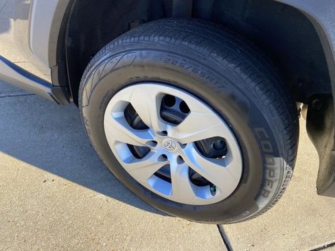 Used 2021 Toyota RAV4 LE image 29