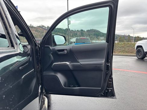 Used 2019 Toyota Tacoma TRD Off-Road w/ TRD Premium Off Road Package image 26