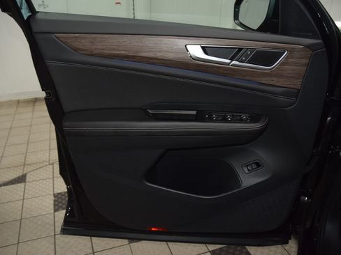 Used 2025 Volkswagen Atlas SEL AWD/4WD image 45