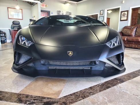 Used 2021 Lamborghini Huracan EVO image 3