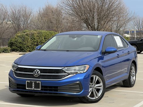 Used 2022 Volkswagen Jetta SE image 2