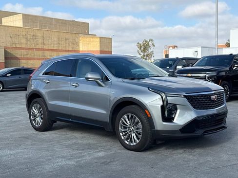 Used 2025 Cadillac XT4 Premium Luxury FWD image 3