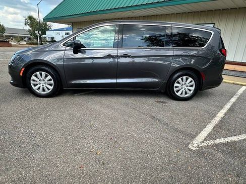 Used 2021 Chrysler Voyager L FWD image 3