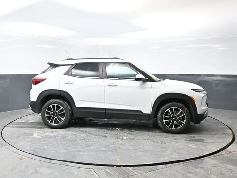 Used 2025 Chevrolet TrailBlazer LT w/ Driver Confidence Package image 4