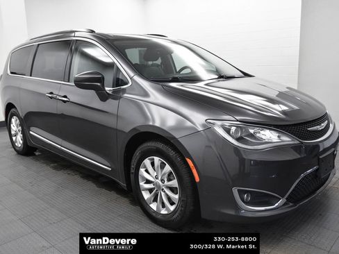 Used 2018 Chrysler Pacifica Touring-L Plus image 1
