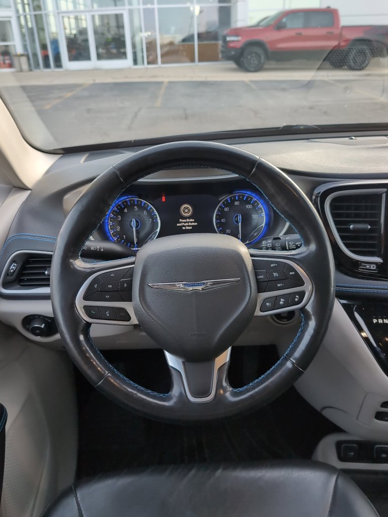 Used 2021 Chrysler Pacifica Touring-L w/ Uconnect Theater Family Group FWD image 6